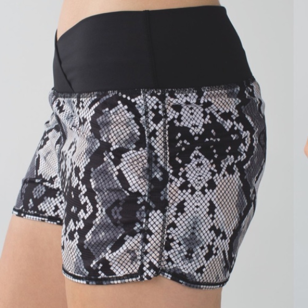 Lululemon Sunset Salutation Short Ziggy Snake Butter Pink Black Size 6